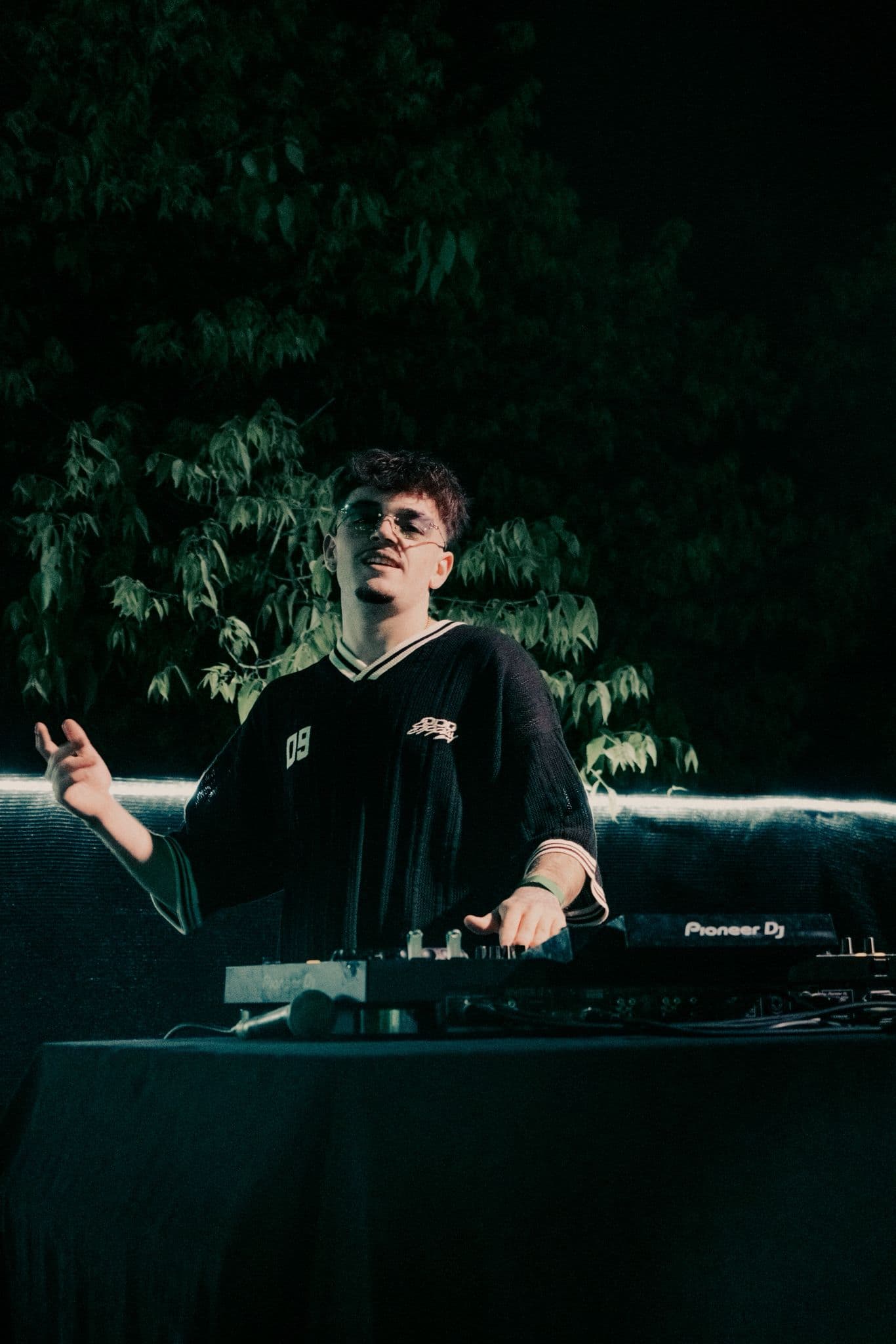 DjNotes pinchando en una cabina al aire libre